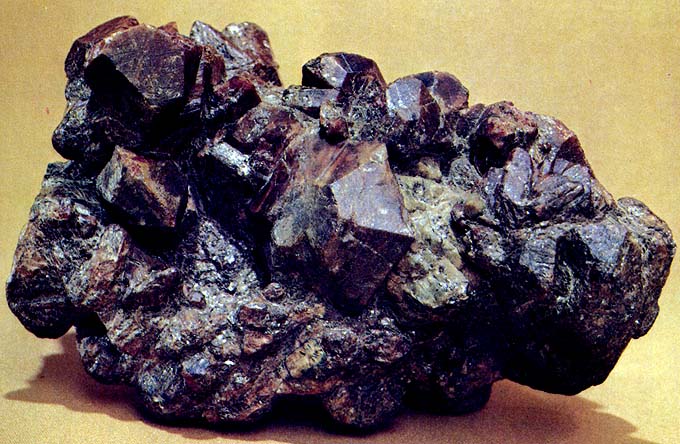 крупнейший сросток кристаллов александрита. Образец теперь является частью минералогической коллекции Ферсмановского музея и известен как "друза Кочубея"